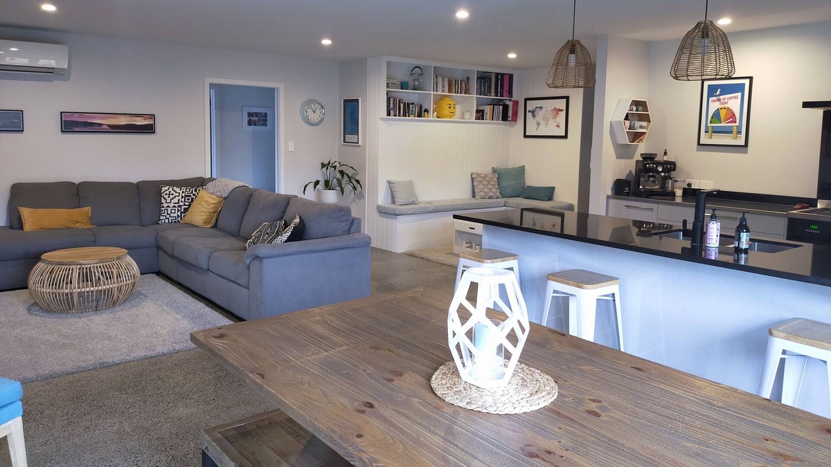 Gisborne House | Spectacular Sponge Bay