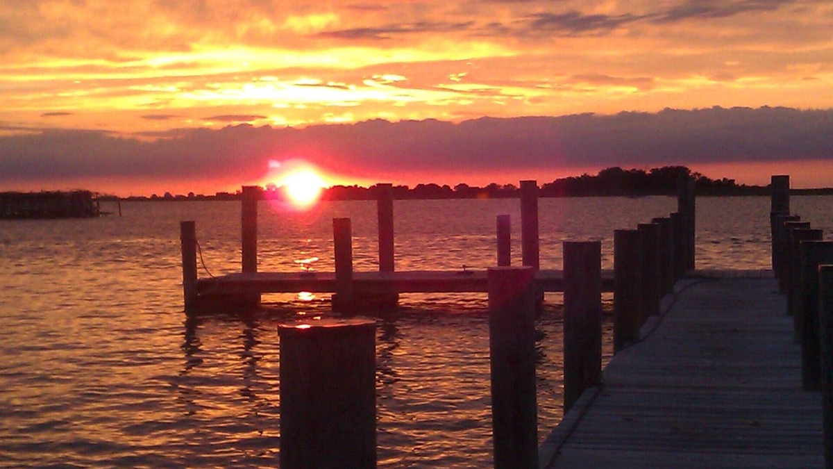 Tylerton House | Spectacular Sunsets- Waterfront Home On Smith Island