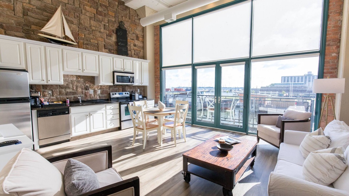 Sandusky Condo | Spectacular Turn-Key Waterfront Getaway For Six!
