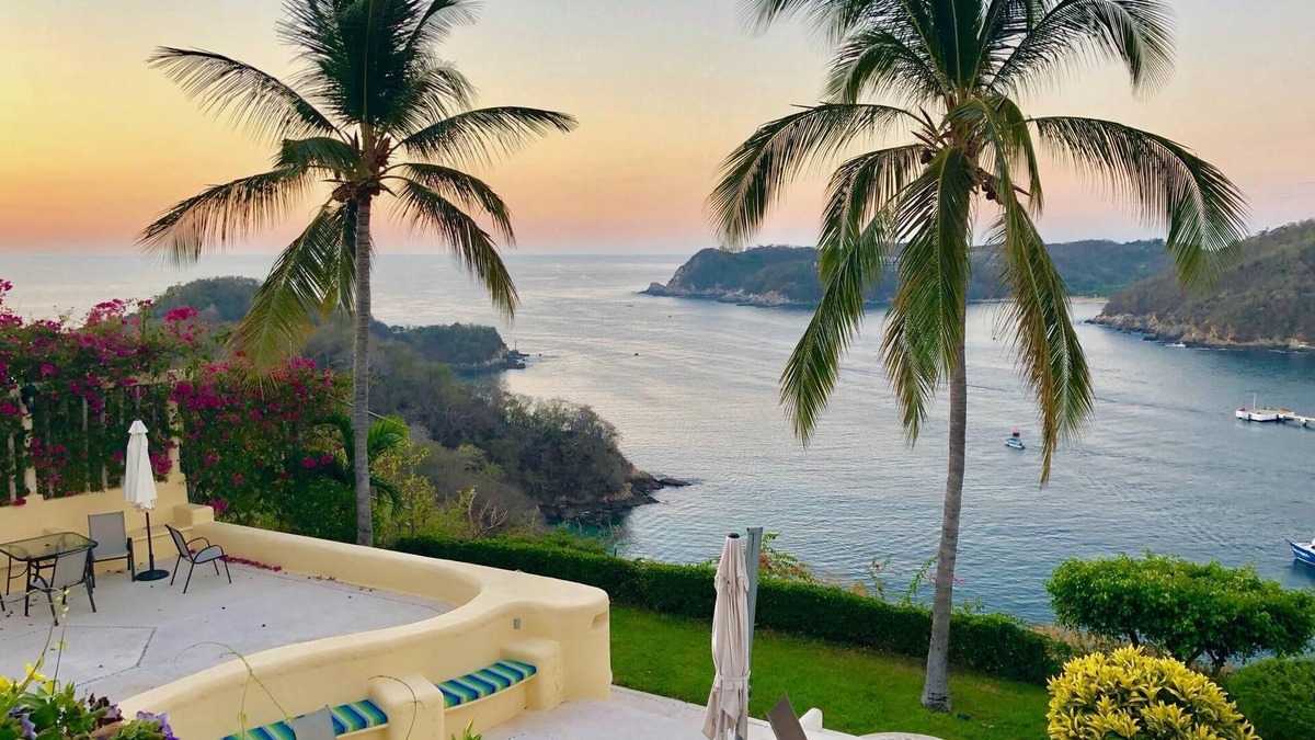 P Chahue Condo | Spectacular View. Oceanfront, 1 BR, 2 story Penthouse.