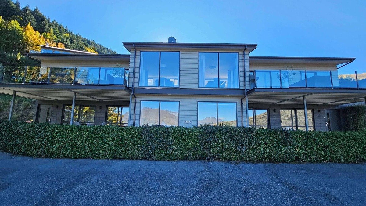 Frankton House | Spectacular Views & Comfort in Queenstown!
