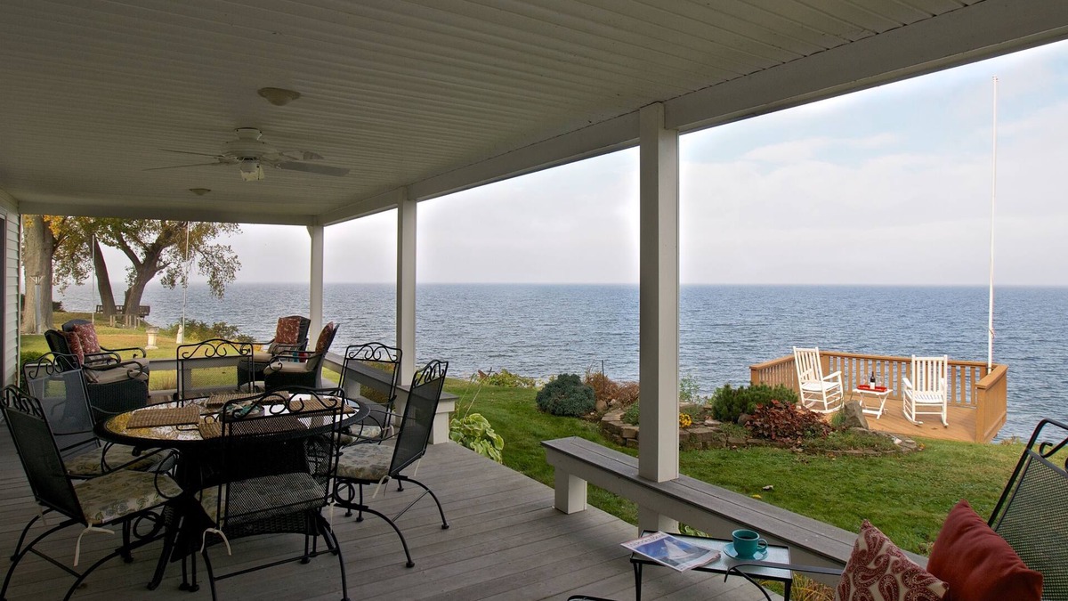 Olcott Cottage | Spectacular Views! Near Niagara Falls NY! 5 Star! Breathtaking Sunsets!