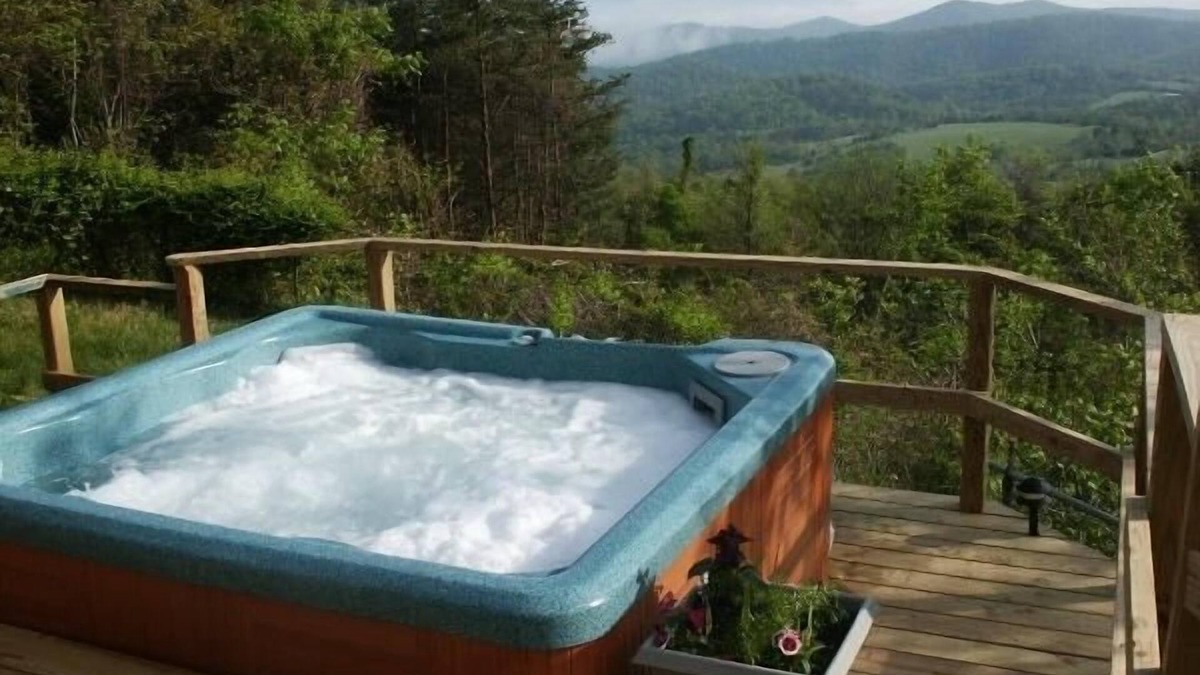 Luray Cabin | Spectacular Views, Swimming Pool, Hot Tub, Real Log Fires, Mountain Getaway