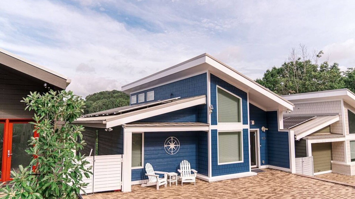 Northside House | Spectacular Views ~ Walk to Riverfront!