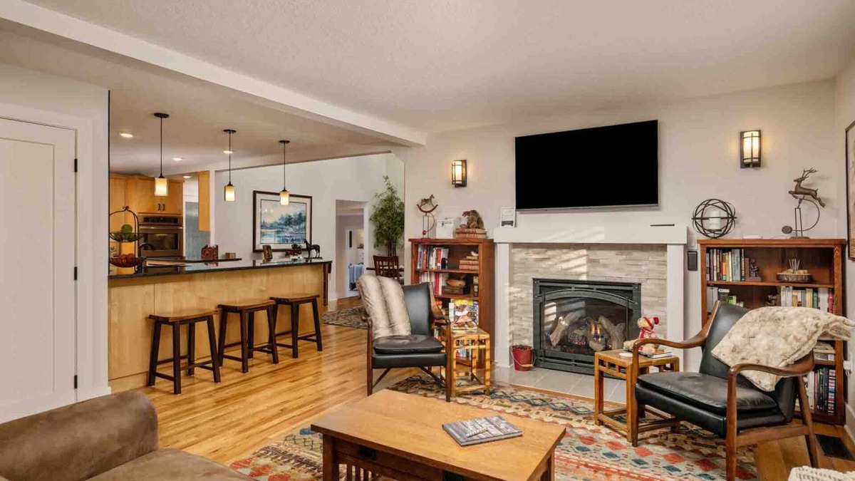 Aurora House | Spectacular Villa on 25 Acre Orchard, Pergola w/Fireplace, Private Hot Tub, Pet Friendly, BBQ