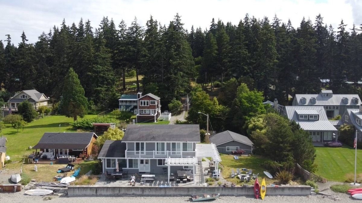 Freeland House | Spectacular Whidbey Island Beach Front Estate - on sandy Mutiny Bay