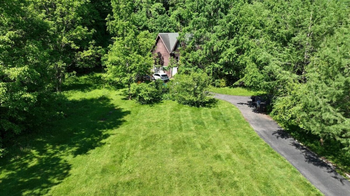 Lancaster Cabin | *Spectrum Wi-Fi, firepit, pet friendly, playground