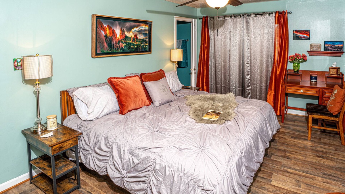 Speedway House | Speedway Pit Stop Bungalow in the heart of Speedway. Walk to IMS, & Restaurants
