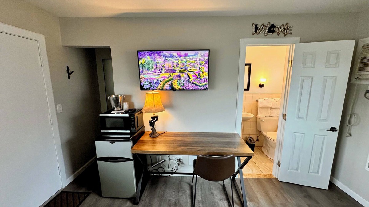North Greece House | Spencerport - Cozy Cabin Inn, Sleep 4 - 2 Full Size Beds