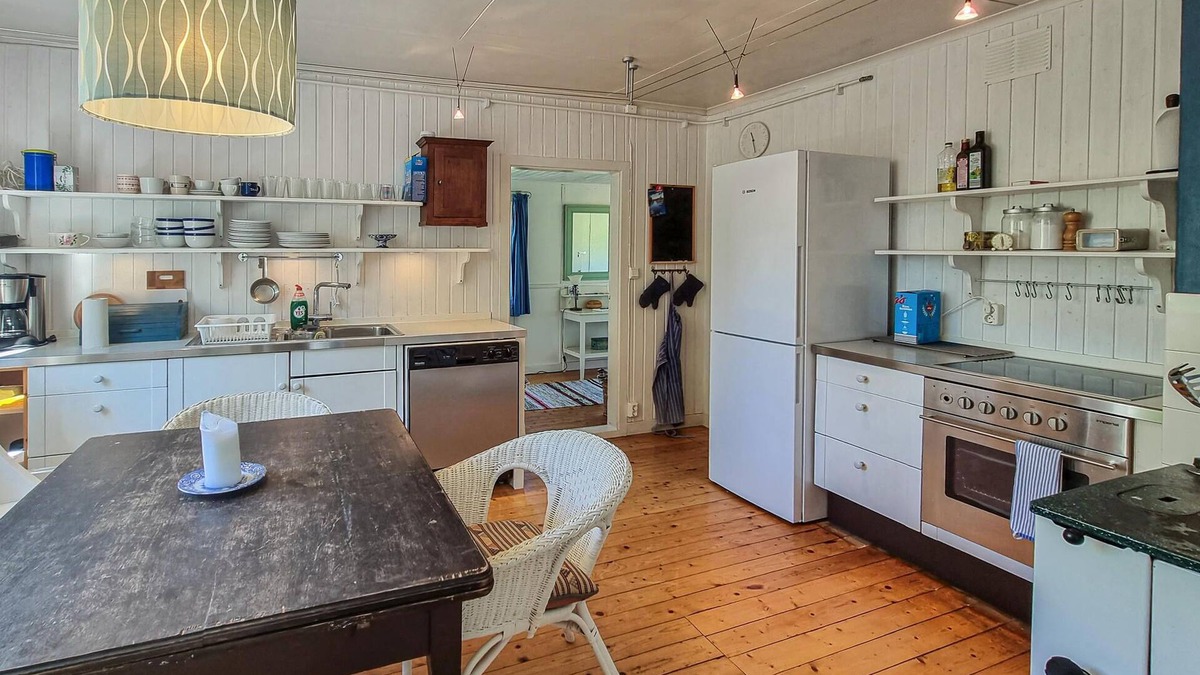 Fargelanda House | Spend a cosy holiday in this Swedish red holiday home in Färgelanda near several lakes.