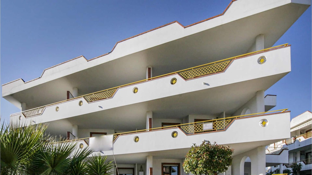 Villa Rosa Apartment | Spend a great vacation by the sea in this beachfront apartment.