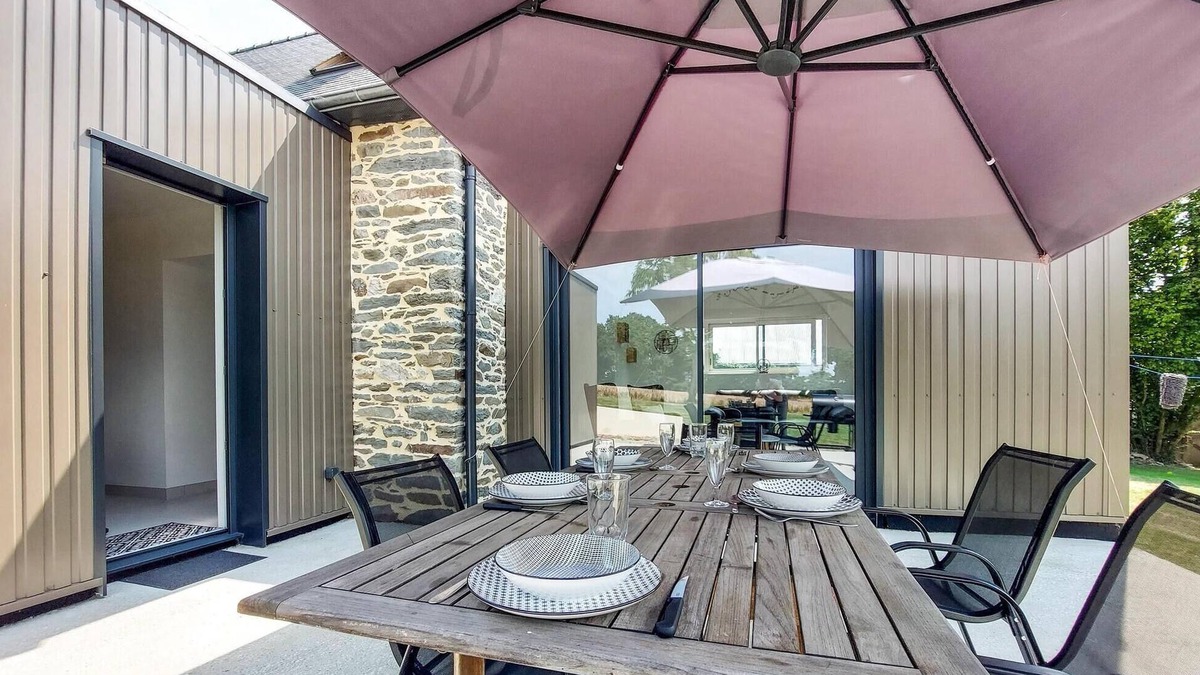 Rohan House | Spend a peaceful holiday in this stylishly renovated holiday home.