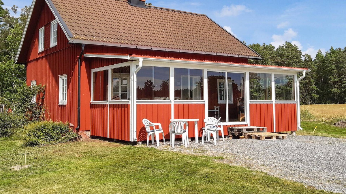 Saffle House | Spend a relaxing vacation in this vacation home with a beautiful view of the countryside.
