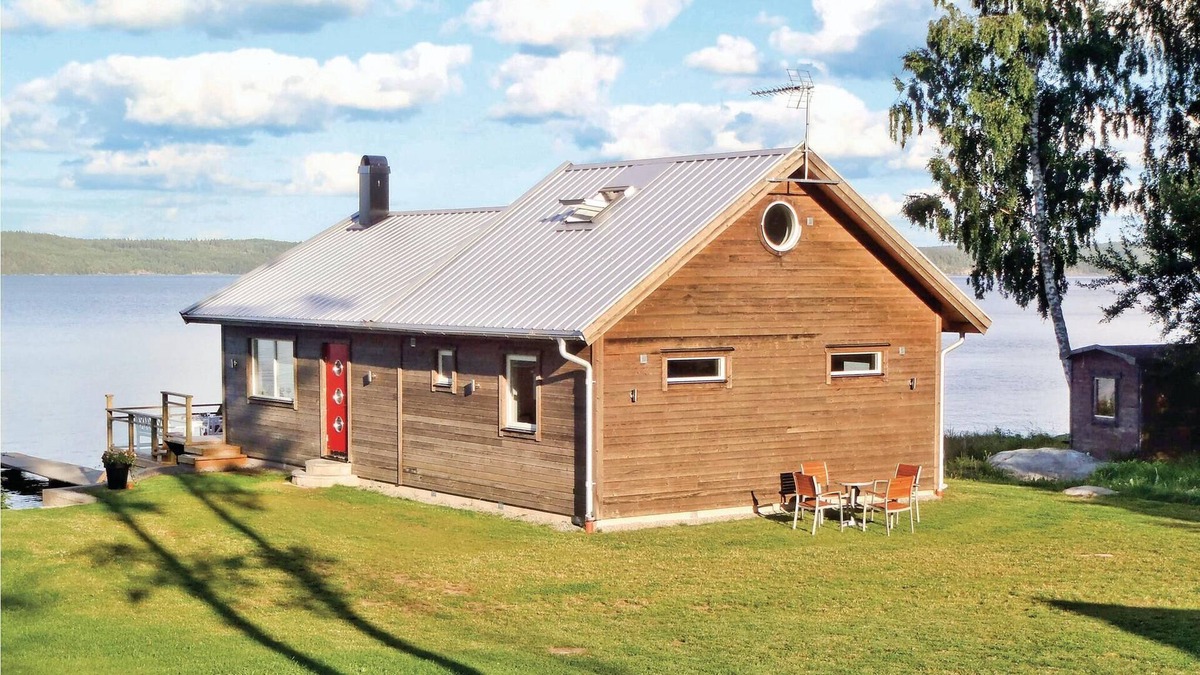Ydre Municipality House | Spend a relaxing vacation in this vacation home and enjoy the panoramic view of Lake Sommen.