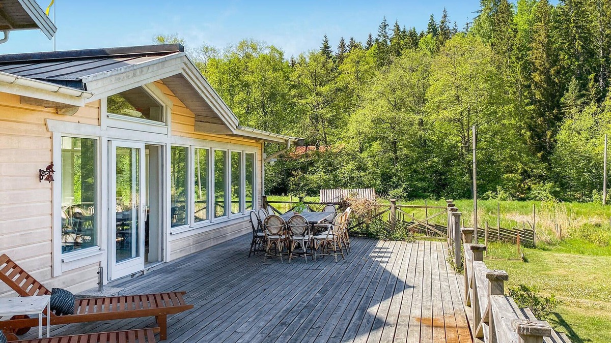 Nashulta House | Spend an unforgettable time in this charming Swedish wooden house by the lake.