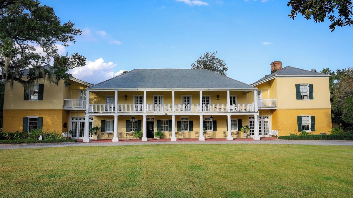 Destrehan Bed & Breakfast | Spend the night in one of the South's oldest historic homes!