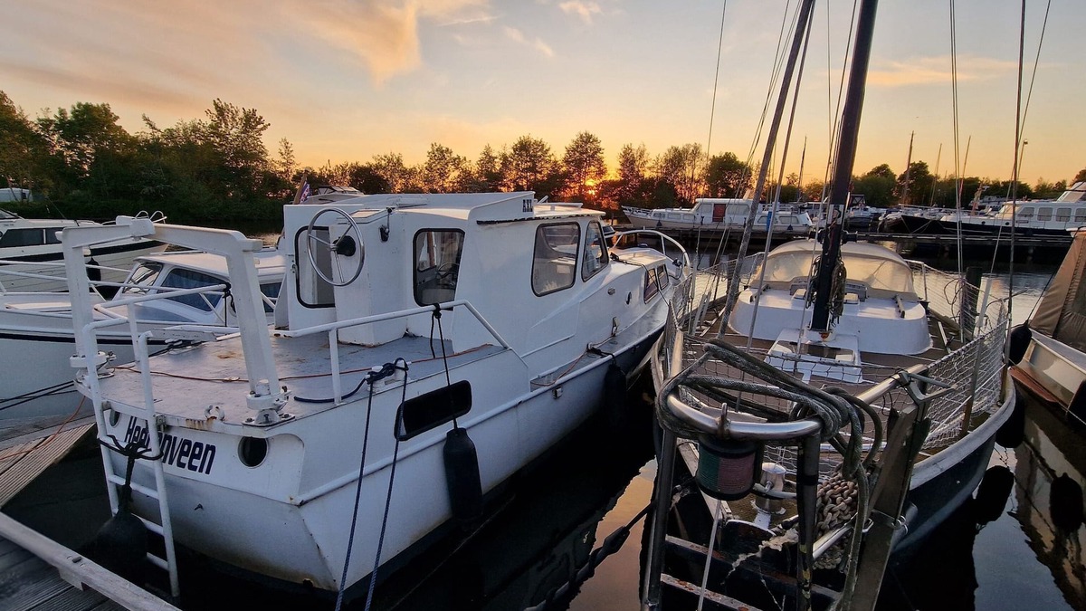 Heerenveen Boat Rental | Spend the night on a boat near Sneek, Joure & Heerenveen
