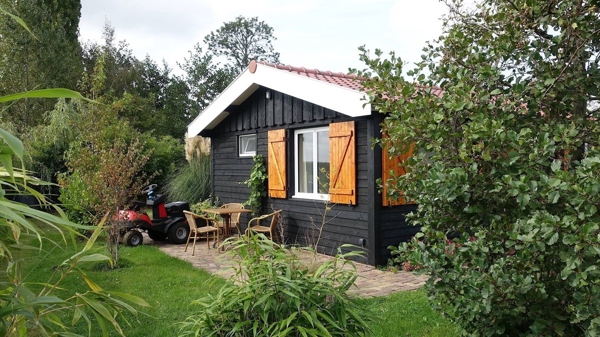 Vriezekoop Cottage | Spend the night on the water in Tiny House/Trekkershut Comfort/Mini Bungalow