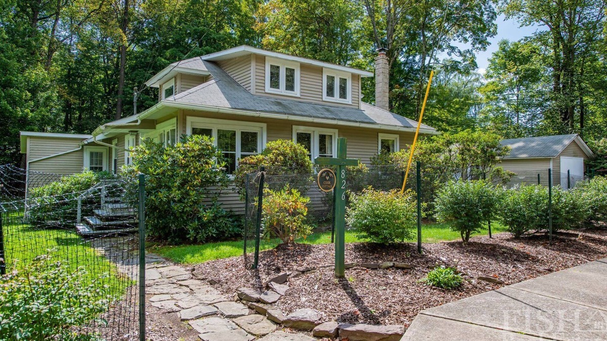 Eagles Mere Cottage | Spend time watching the deer at "Cook's Cottage" in Eagles Mere