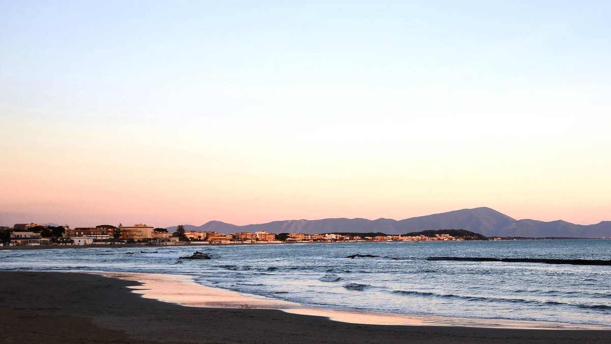 Mondragone Apartment | Spend your holiday in this wonderful holiday apartment with sea views.