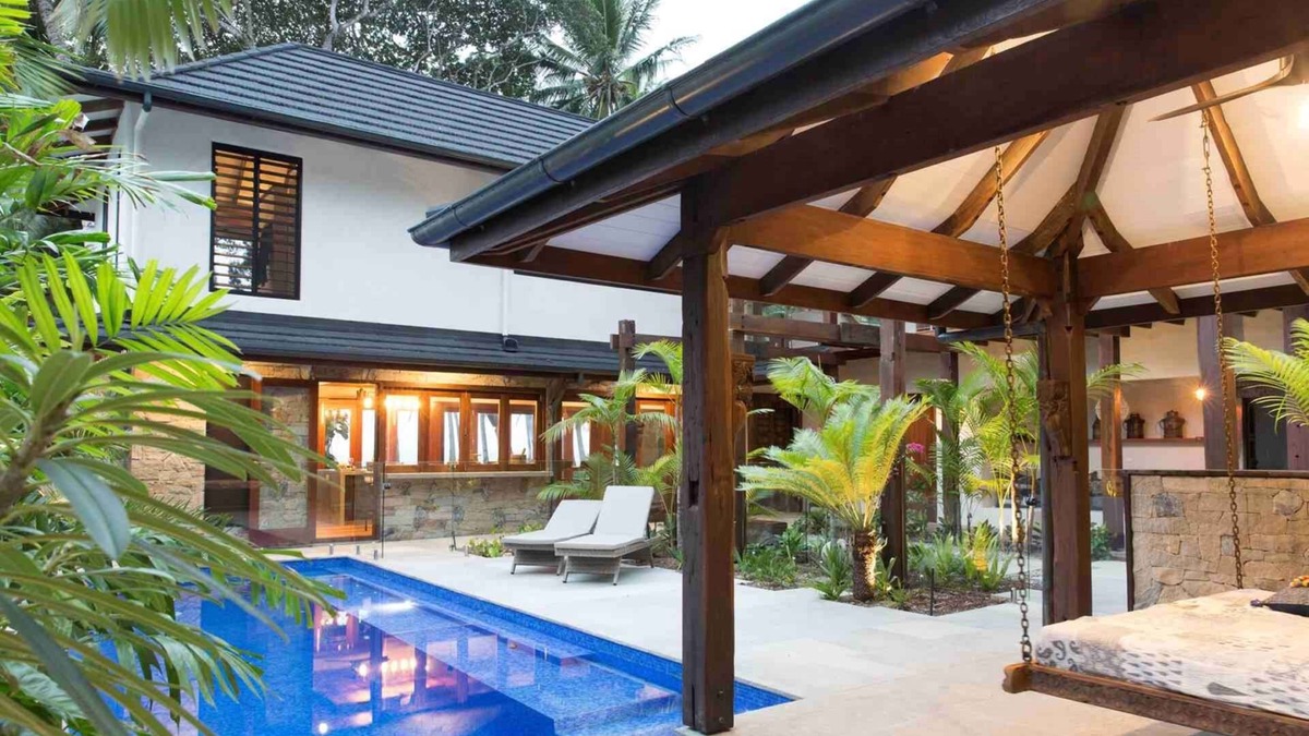 Mowbray Villa | Spice At Oak Absolute Oceanfront House