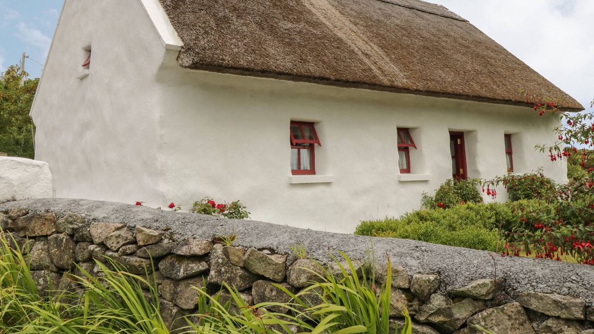 Spiddal Cottage | SPIDDAL THATCH COTTAGE, pet friendly in Spiddal, County Galway