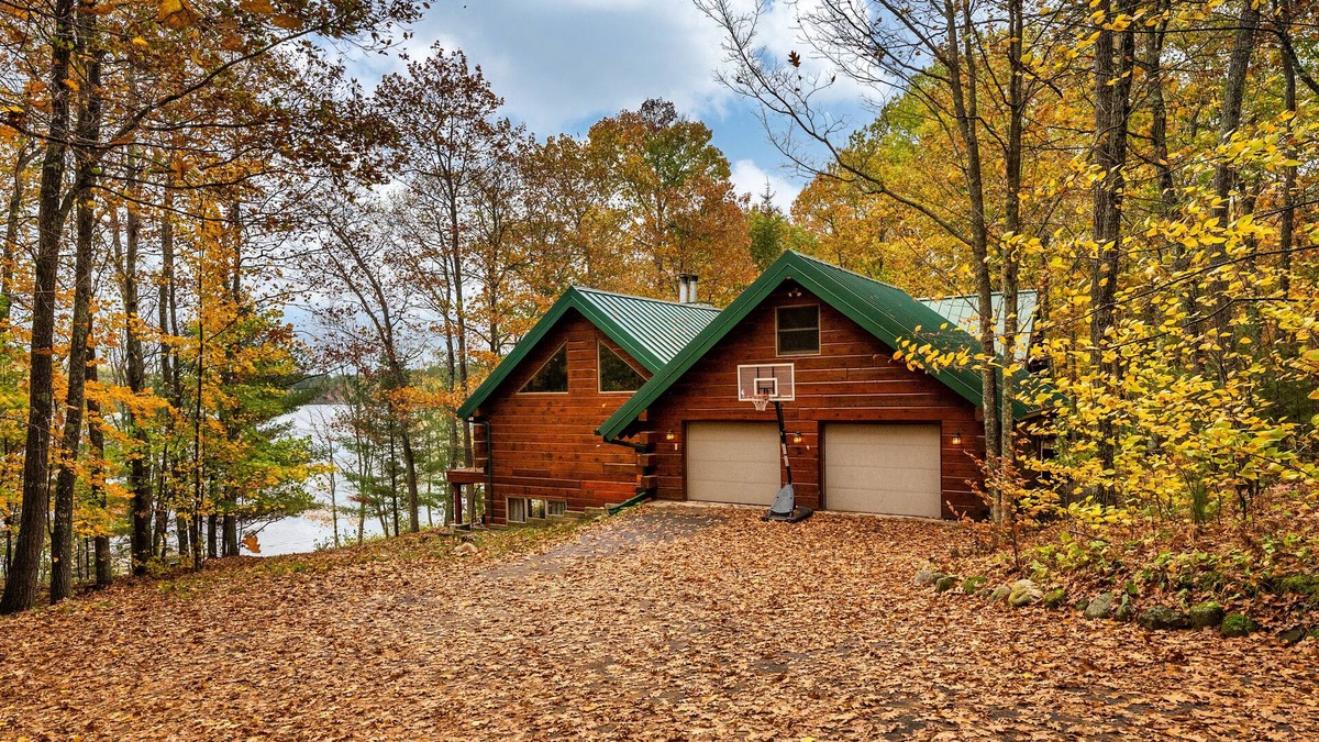 Iron River Cabin | Spiderlake Retreat Log Cabin LakeHouse w/private Pier 4BR 3BA
