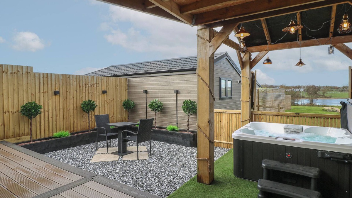 Swadlincote Cottage | SPINDLE, pet friendly, with hot tub in Donisthorpe