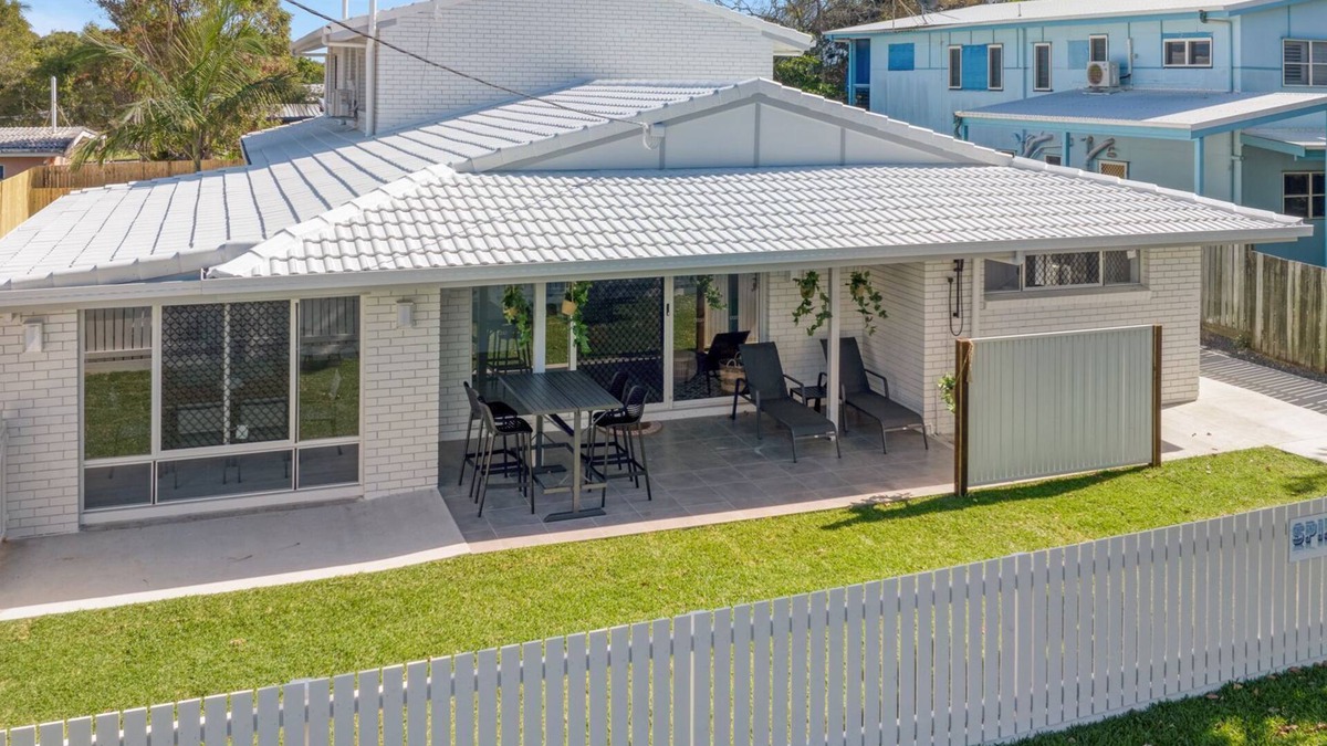Rainbow Beach Apartment | Spindrift - 1/10 Spectrum Street - Rainbow Beach. All beds made. Wifi. Pets welcome.