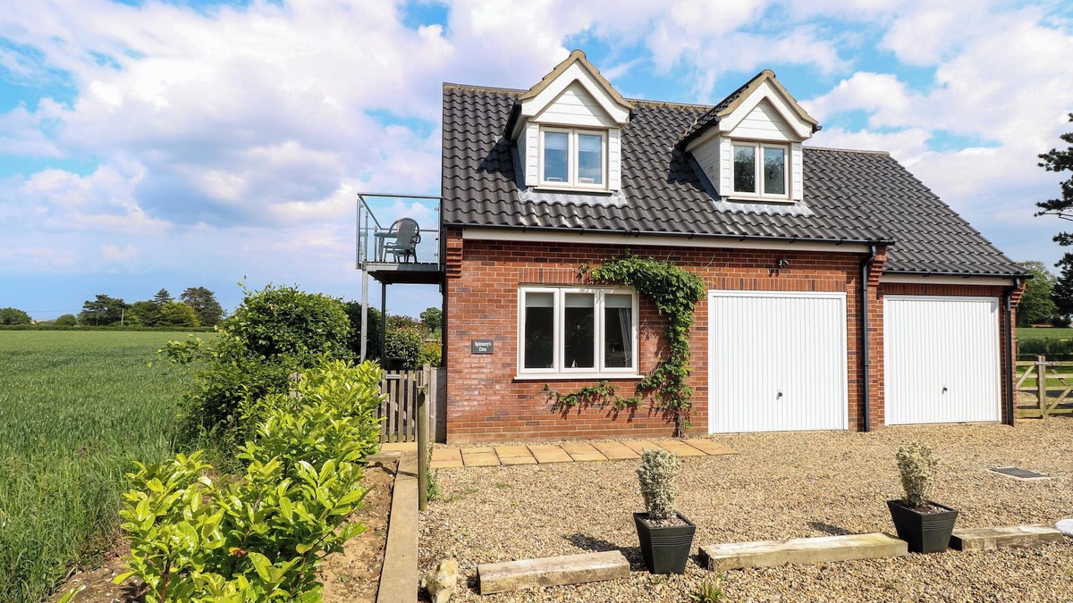 North Walsham Cottage | SPINNEY'S DEN, pet friendly, with hot tub in Knapton