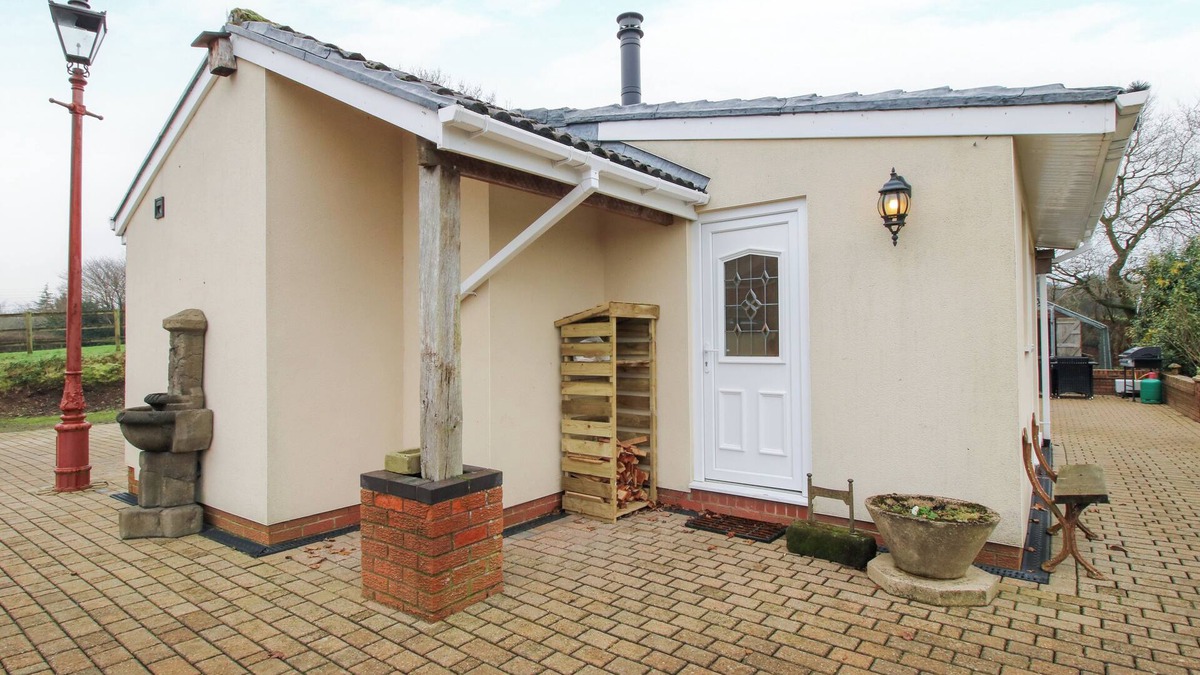 Sugnall Cottage | SPITFIRE LODGE, romantic, with hot tub in Loggerheads, Staffordshire