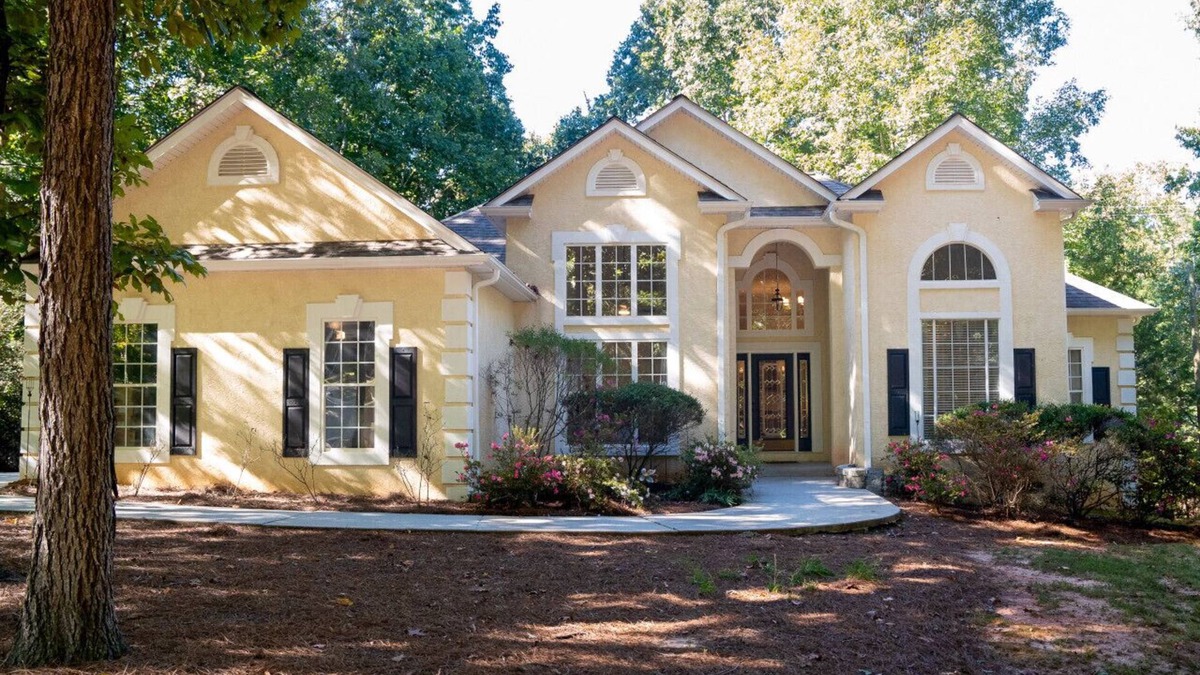 Jonesboro House | Spivey Manor · Sink into the Luxe Corner Tub at an Upscale, Spacious Home