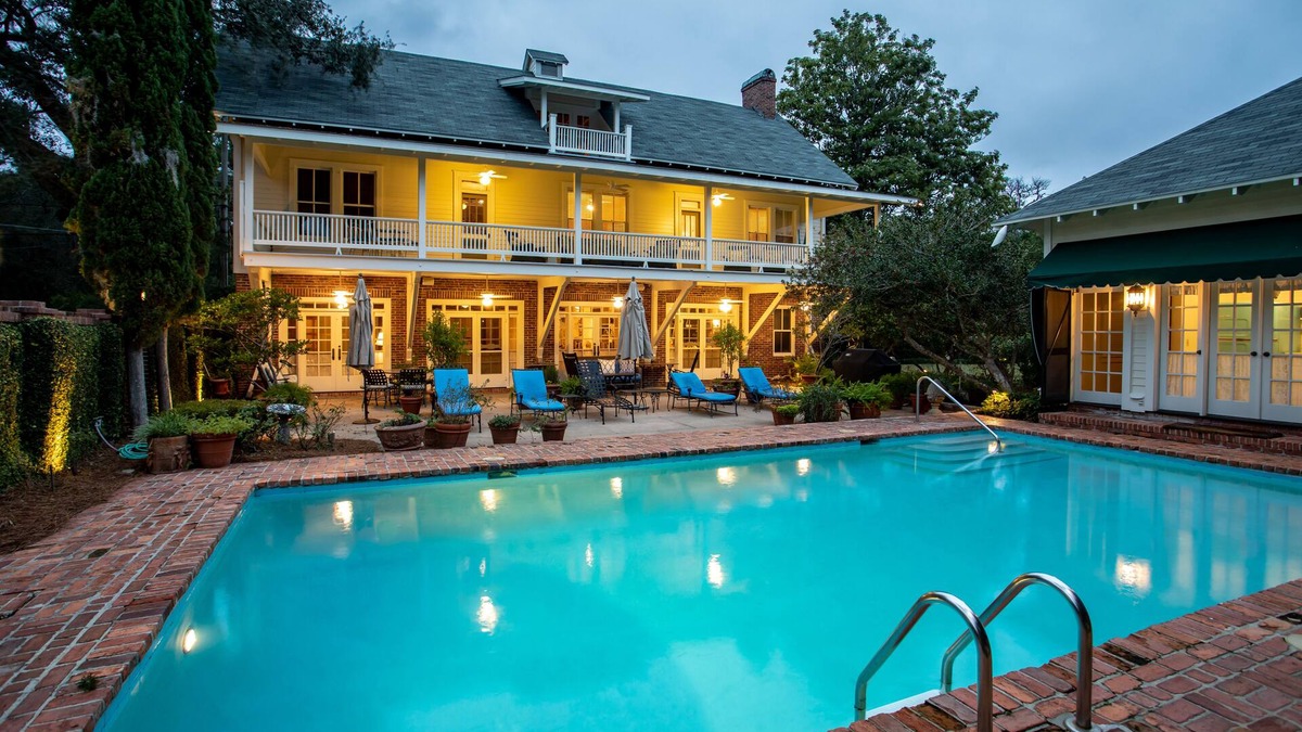 King City House | Splash!Jump on August discounts. 6 Bedrooms Sleeps 16. Walk to Village & Beach.