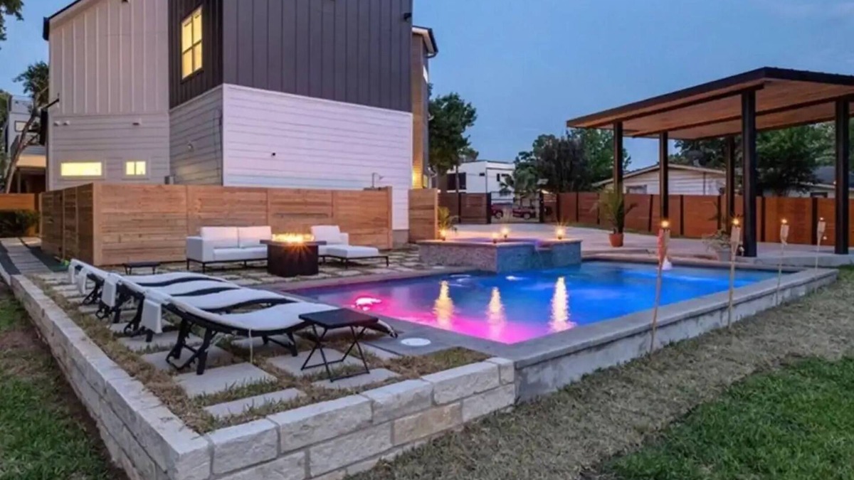 Galindo House | Splash Manor! Heated Pool, Gym, and Shuffleboard Table