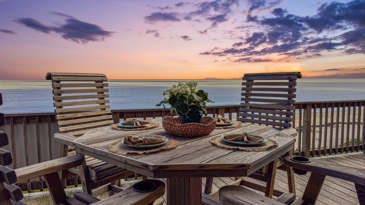Port Bolivar House | Splash Spacious 3BD 3bath Beachfront! Steps to Beach!