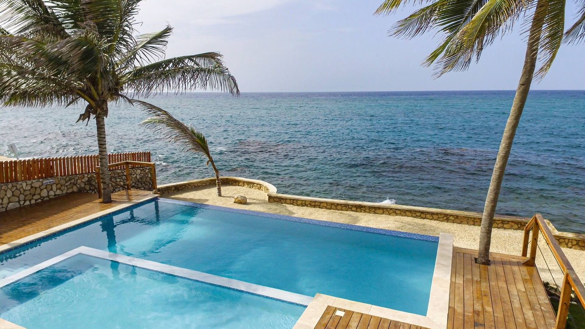 Tower Isle Apartment | Splashing view of waves