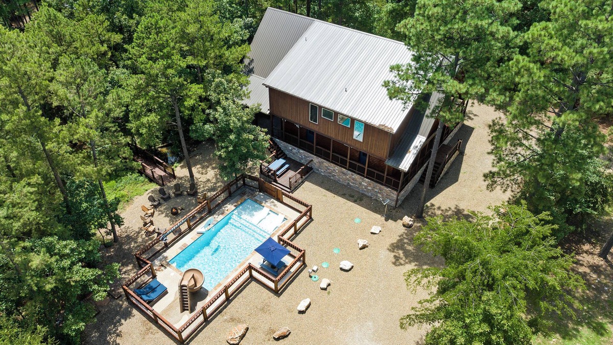 Hochatown Cabin | SplashTime Lodge: 4 BR + POOL, 4.5 Bath, Sleeps 18