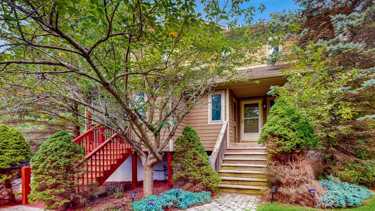 McHenry Hotel | Splendid dog-friendly home with hot tub, deck, free WIFI & gas grill