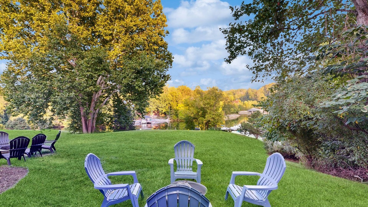 Goodview House | Splendid dog friendly home with shared pool, kayaks & free WIFI