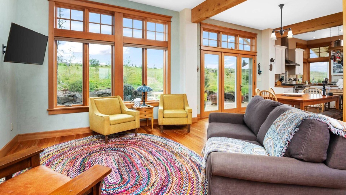 Gaston House | Splendid Private Setting on 15 Acres, *Pet Friendly*, Fire-Pit, BBQ, Close to Vineyards and Trails