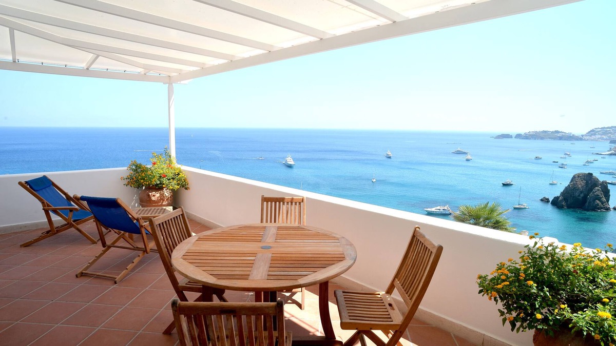Le Forna Villa | SPLENDID VILLA IMMERSED IN THE GREEN PEAK ON THE SEA