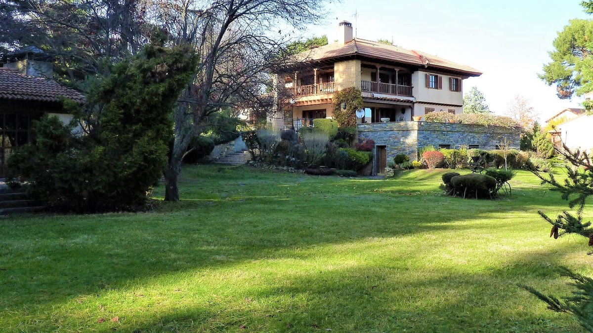 Riaza House | Splendid villa with large garden and game court in cool climate