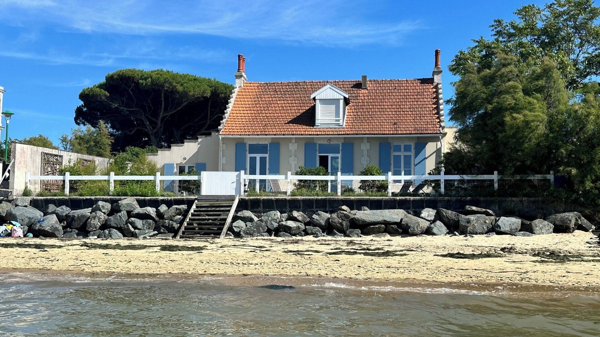 Ronce-les-Bains Villa | Splendid waterfront Villa with stunning view over the ocean