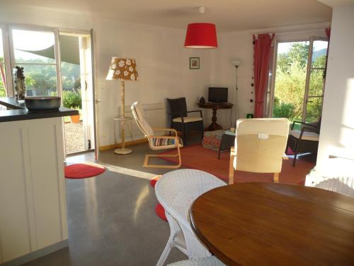 Montjoie-en-Couserans Apartment | Splendide vue Pyrénées, Rez de jardin 2 chambres