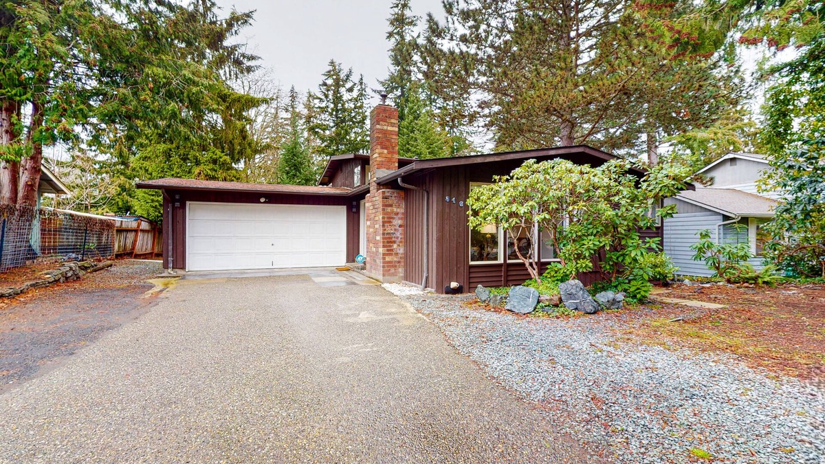 Bellingham House | Split-level home with 2 fireplaces & backyard - near downtown & Lake Whatcom