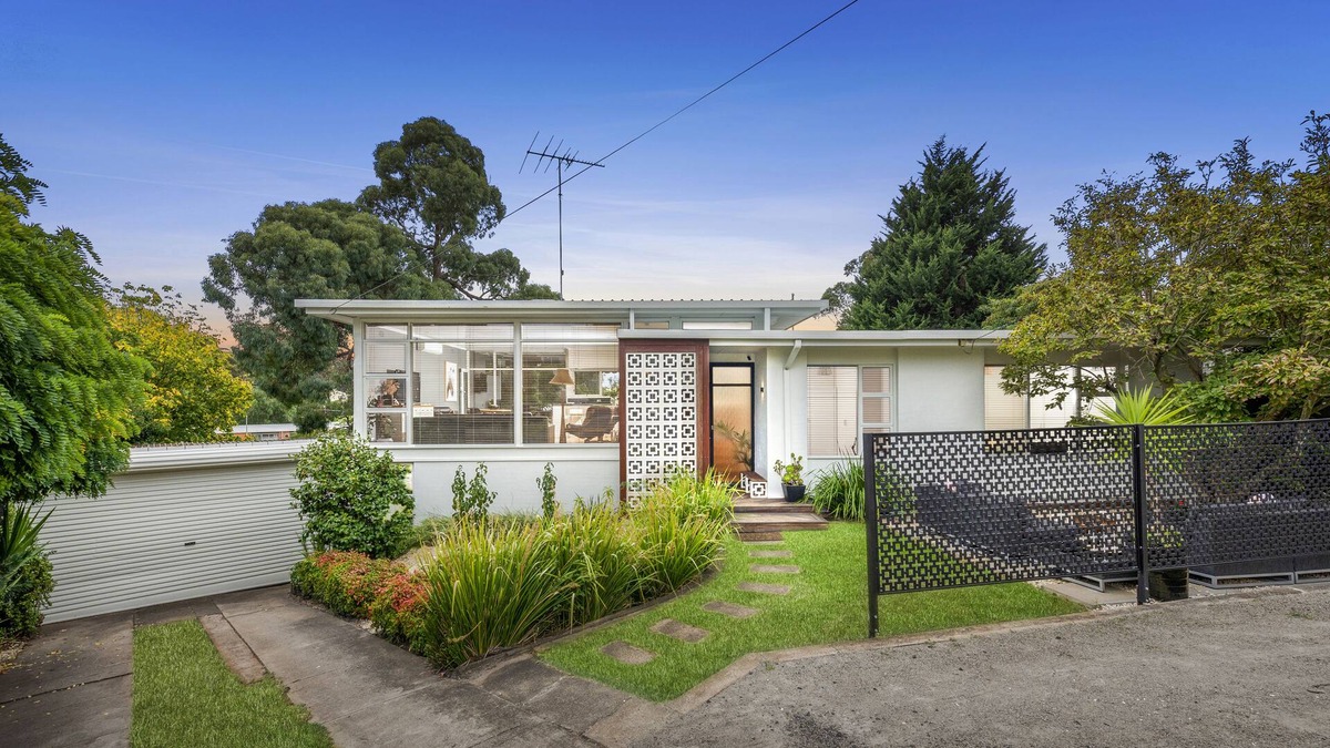 Highton House | Split level home with pool/spa close to river, CBD, Surfcoast and Wineries