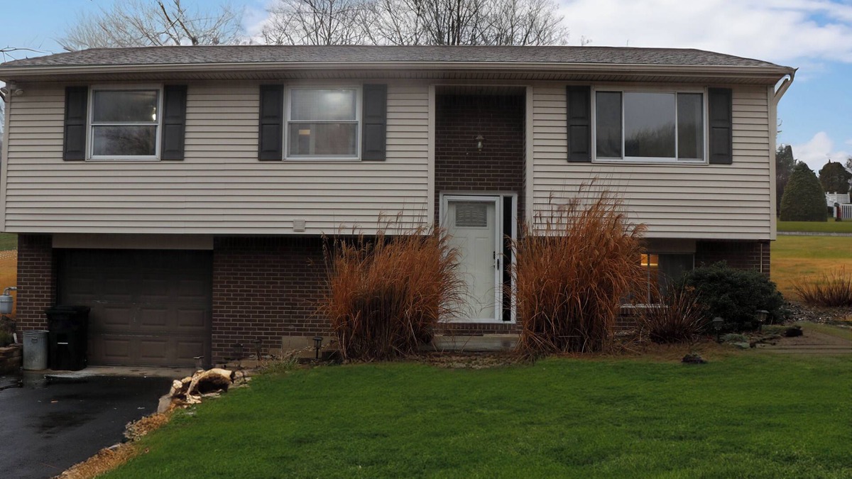 Connellsville House | Splitting The Distance Connellsville