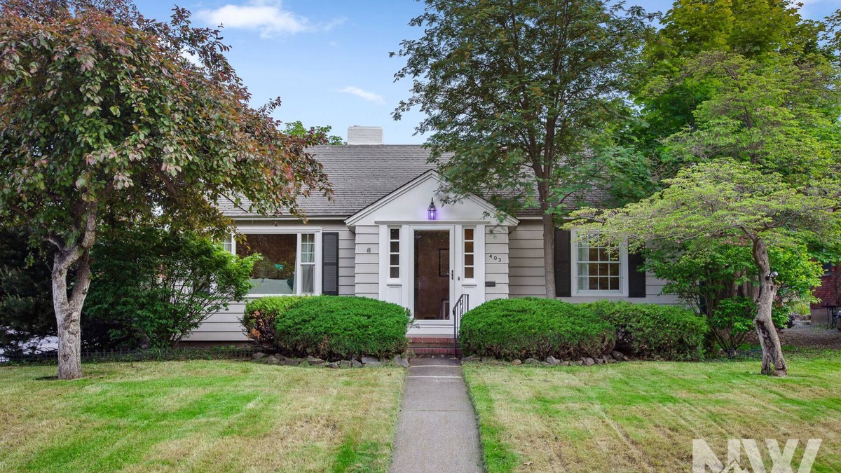 Manito House | Spokane | Mid-Century Modern Pet Friendly | Sleeps 9