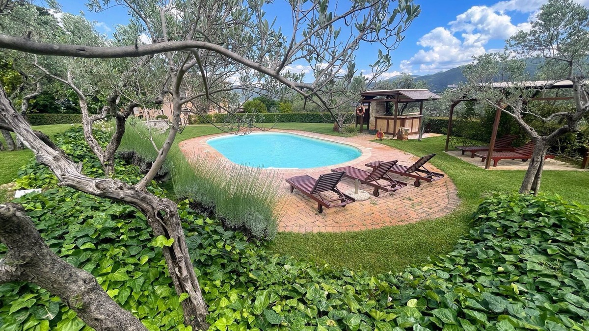 San Brizio Villa | SPOLETO TRANQUILITA + POOL. SLEEPS 20, WIFI. EXTENSIVE PRIVATE GROUNDS