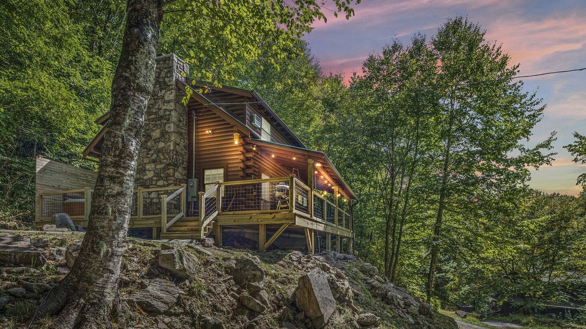 Sheepback Mountain Estates Cabin | Spooky Sales! Creekside Cozy Cabin w/Waterfall+Hot Tub+PacMan+Firepit